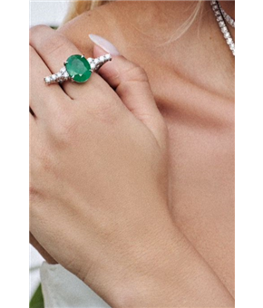 Anel Esmeralda e Diamantes