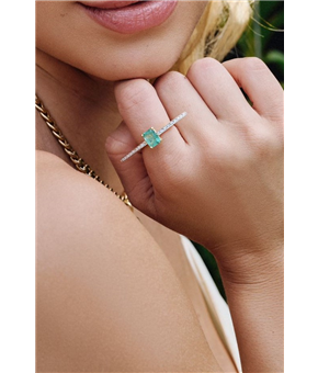 Anel Esmeralda e Diamantes